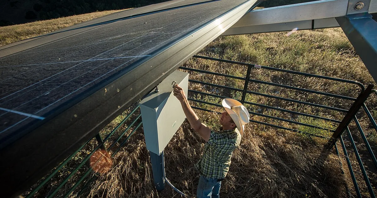 Paneles fotovoltaicos alimentando un sistema de bombeo de agua para uso agrícola